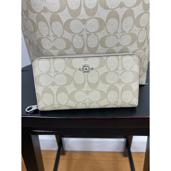 Coach Beige and light tan Shoulder Bag with matching wallet - Picture 2 of 16